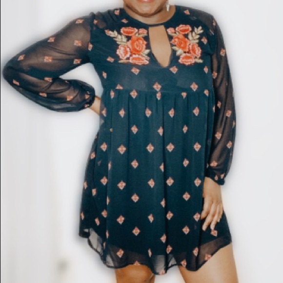 Taylor & Sage Dresses & Skirts - Taylor & Sage black boho flowy long sleeve dress